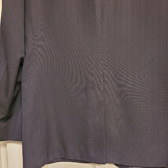 Men's Haggar Navy Pinstripe suit size 44R - Picture 3 of 14